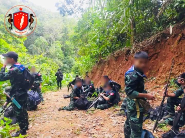 (လောင်းလုံးမြို့နယ်(ပကဖ)ရဲဘော်များအပါအဝင် တော်လှန်ရေးပူးပေါင်းတပ်ဖွဲ့ဝင်များကို ရှေ့တန်းတစ်နေရာ၌ တွေ့ရစဥ်။ ဓာတ်ပုံ − ပေးပို့)