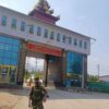 (တရုတ် − မြန်မာနယ်စပ် လွယ်ဂျယ်ဂိတ်ရှေ့ တွေ့ရသော KIA ရဲဘော်တစ်ဦး။ ဓာတ်ပုံ − CJ)