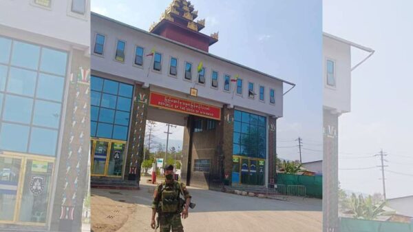 (တရုတ် − မြန်မာနယ်စပ် လွယ်ဂျယ်ဂိတ်ရှေ့ တွေ့ရသော KIA ရဲဘော်တစ်ဦး။ ဓာတ်ပုံ − CJ)