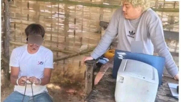 (ဖမ်းဆီးရမိသူအောင်ကိုလတ်ဆိုသူအား စစ်ဆေးနေစဥ်။ဓာတ်ပုံ - မုံရွာပလဖ)