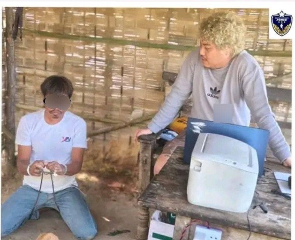 (ဖမ်းဆီးရမိသူအောင်ကိုလတ်ဆိုသူအား စစ်ဆေးနေစဥ်။ဓာတ်ပုံ - မုံရွာပလဖ)
