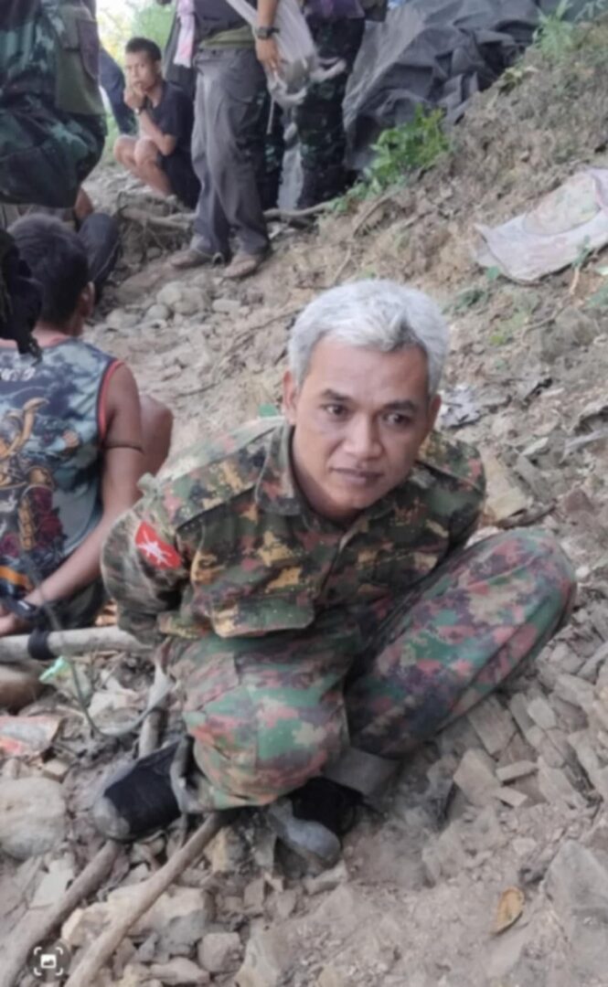(KNLA နှင့် ပူးပေါင်းတပ်ကဖမ်းဆီးရရှိသည့် စစ်တပ်မှ အရာရှိ တစ်ဦးအပါအဝင် စစ်သုံ့ပန်း နှင့်လက်နက်ခဲယမ်းများ။ဓါတ်ပုံ-KNLA ၊ CJ)