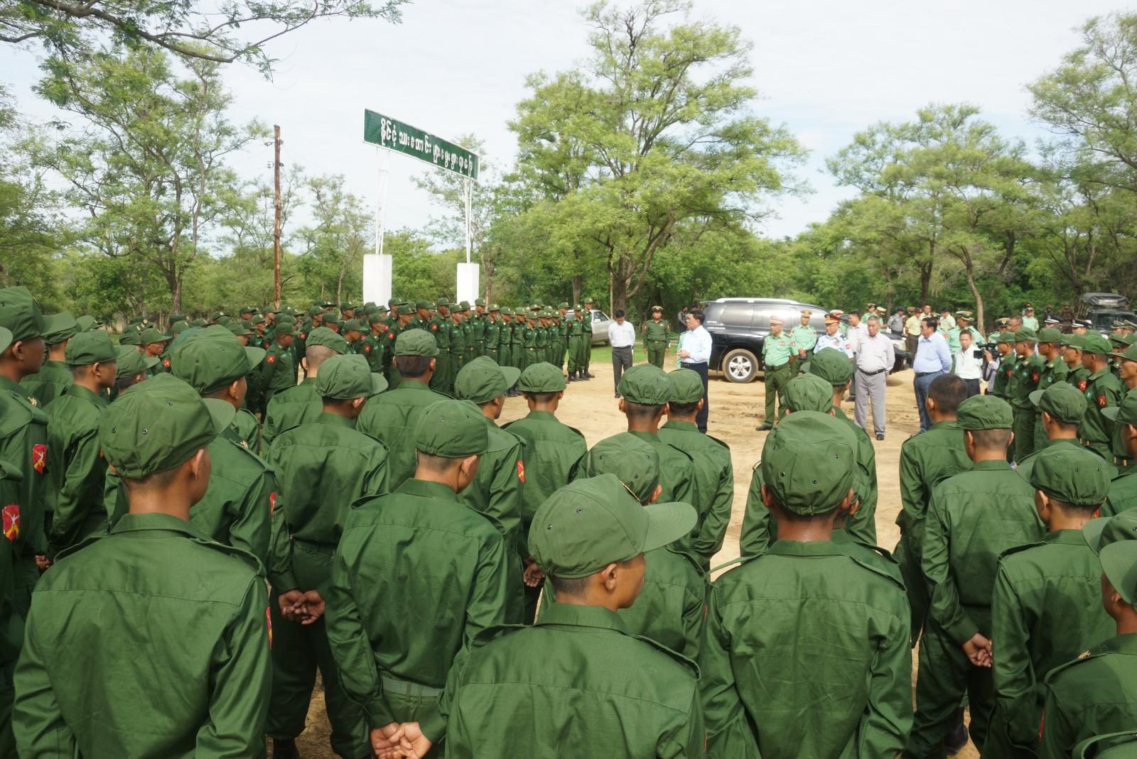 (မကွေးတိုင်းအတွင်း၌ စစ်မှုထမ်းအပတ်စဉ်(၄)မှ ခေါ်ဆောင်ခံရသူများအား တွေ့ရစဉ်။ ဓာတ်ပုံ − စကစ)