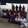 (ထိုင်းရေလုပ်သားလေးဦးအပါအဝင် မြန်မာရေလုပ်သားများအား စစ်ကောင်စီအဖွဲ့ဖမ်းဆီးထားစဉ်။ ဓာတ်ပုံ - Bangkok Post)