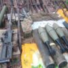 (KNLA နှင့် ပူး​ပေါင်းတပ်ကဖမ်းဆီးရရှိသည့် စစ်တပ်မှ အရာရှိ တစ်ဦးအပါအဝင် စစ်သုံ့ပန်း နှင့်လက်နက်ခဲယမ်းများ။ဓါတ်ပုံ-KNLA ၊ CJ)