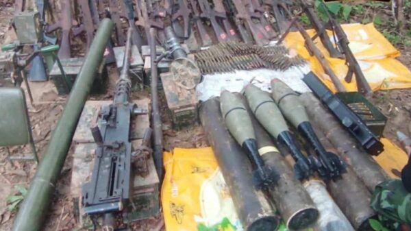 (KNLA နှင့် ပူး​ပေါင်းတပ်ကဖမ်းဆီးရရှိသည့် စစ်တပ်မှ အရာရှိ တစ်ဦးအပါအဝင် စစ်သုံ့ပန်း နှင့်လက်နက်ခဲယမ်းများ။ဓါတ်ပုံ-KNLA ၊ CJ)