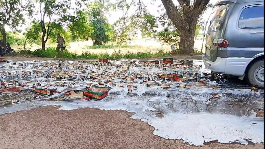 (စစ်တပ်ထုတ်ပစ္စည်းများအားဖျက်ဆီးနေစဥ်။ ဓာတ်ပုံ-ခင်ဦးမြို့နယ် သတင်းမှန်ပြန်ကြားရေး)