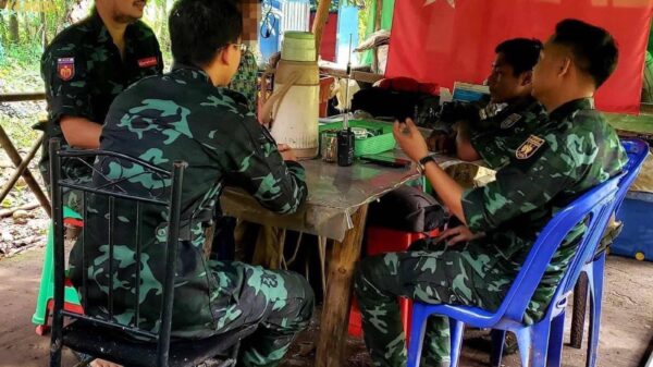 (ပြီးခဲ့သည့် နိုဝင်ဘာအတွင်းက အလင်းဝင်လာသော တပ်ကြပ်ကြီးတစ်ဦးအား စီစစ်မြေးမြန်းနေစဉ်။ ဓာတ်ပုံ - ရန်ကုန်တိုင်းစစ်ဌာန)
