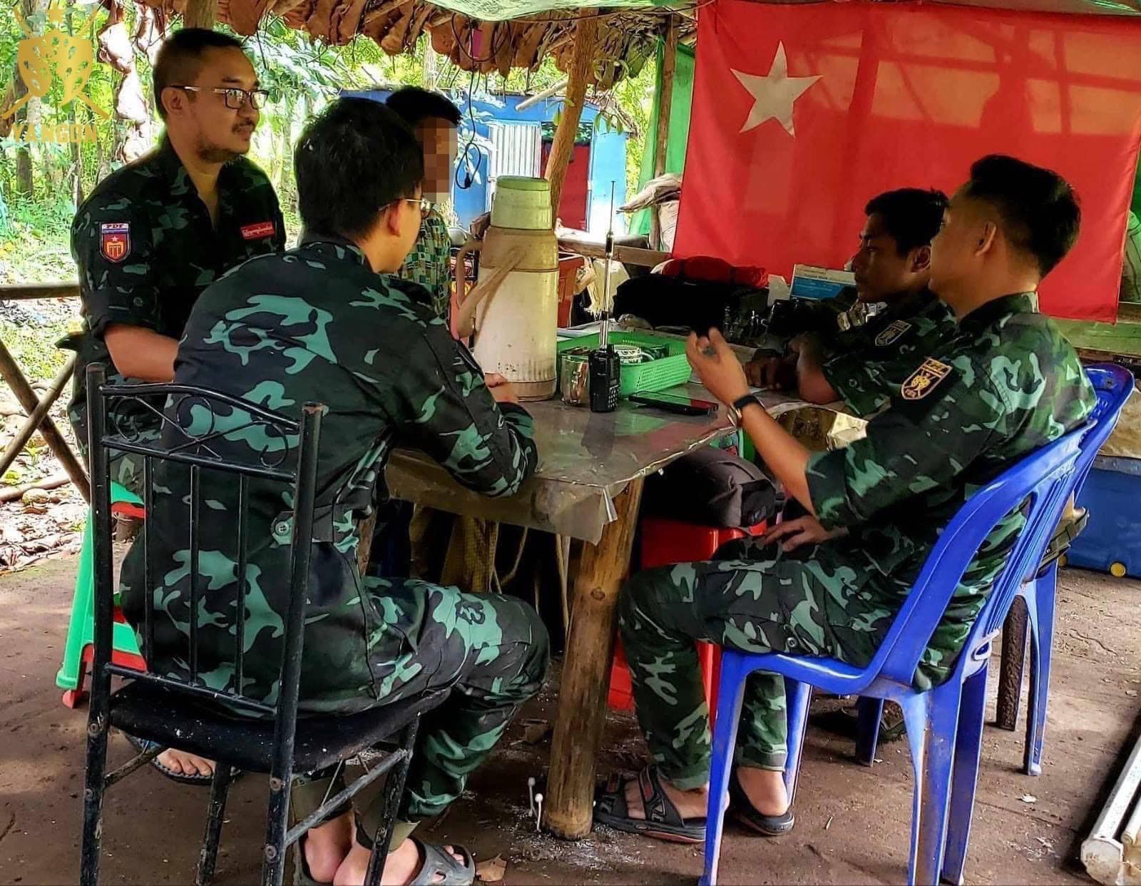 (ပြီးခဲ့သည့် နိုဝင်ဘာအတွင်းက အလင်းဝင်လာသော တပ်ကြပ်ကြီးတစ်ဦးအား စီစစ်မြေးမြန်းနေစဉ်။ ဓာတ်ပုံ - ရန်ကုန်တိုင်းစစ်ဌာန)