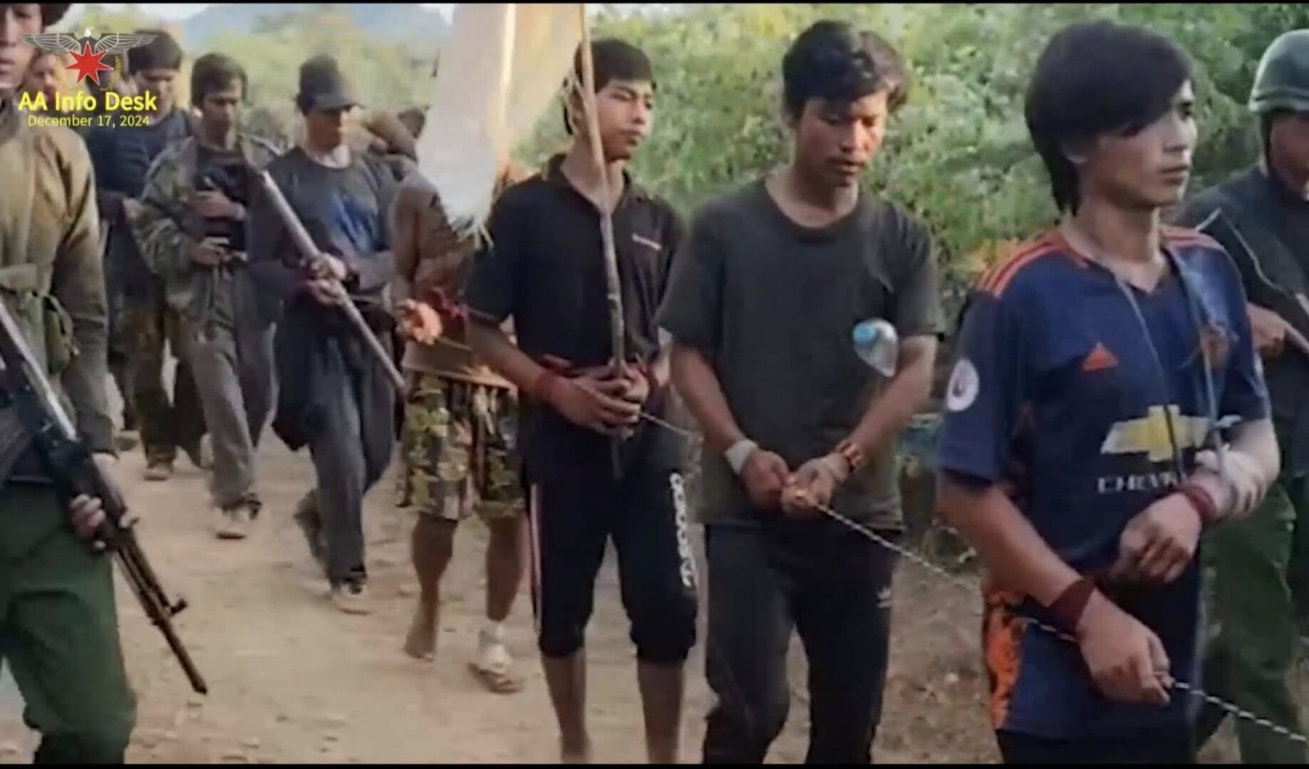 (နပခမှ အလံဖြူထောင်ထပ်မံ လက်နက်ချသောစစ်သားများ၊ မိသားစုဝင်များ နှင့် မီးလောင်ပျက်စီးနေသောအဆောက်အအုံများ။ ဓါတ်ပုံ-AA Info Desk)