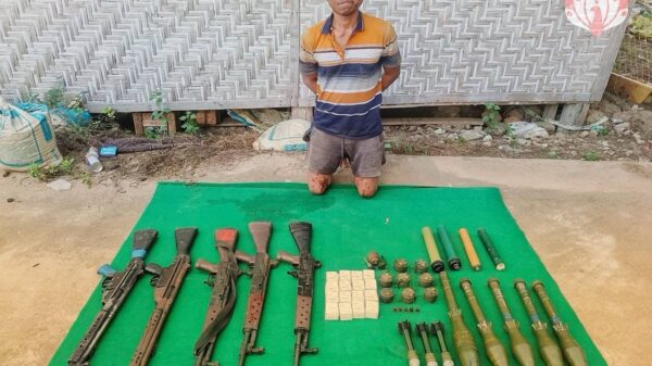 (မတ္တရာမြို့နယ် အနောက်ဖက်ခြမ်း ရွာသစ် ၊ ဝန်စု နဲ့ ထိန်ပင်စောက်ရွာ​တွေကစစ်တပ်စခန်း​တွေကိုမန္တ​လေး PDF က တိုက်ခိုက်ပြီး သိမ်းဆည်းရရှိတဲ့လက်နက်ခဲယမ်း​တွေနဲ့ စစ်သုံ့ပန်းတဦး။ဓါတ်ပုံ-မန္တ​လေးPDF)