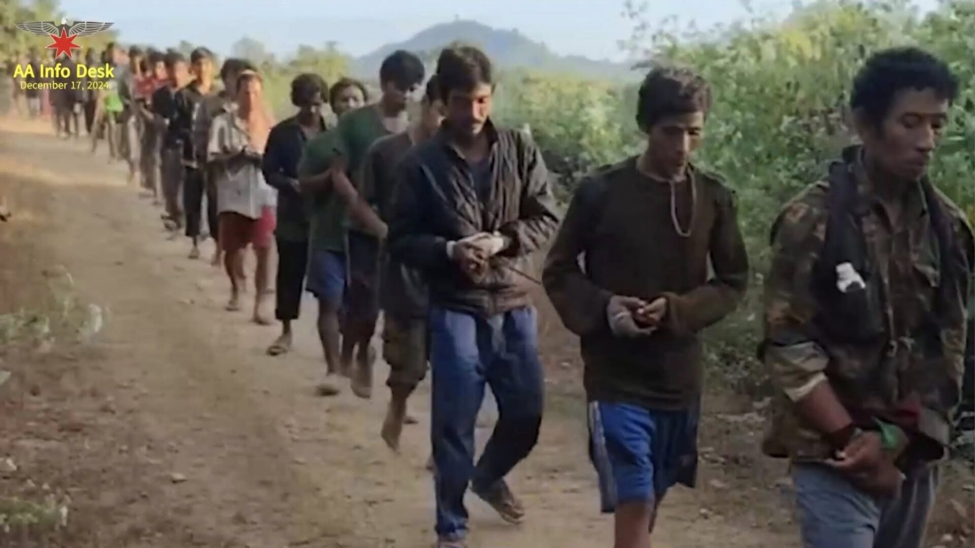 (နပခမှ အလံဖြူထောင်ထပ်မံ လက်နက်ချသောစစ်သားများ၊ မိသားစုဝင်များ နှင့် မီးလောင်ပျက်စီးနေသောအဆောက်အအုံများ။ ဓါတ်ပုံ-AA Info Desk)