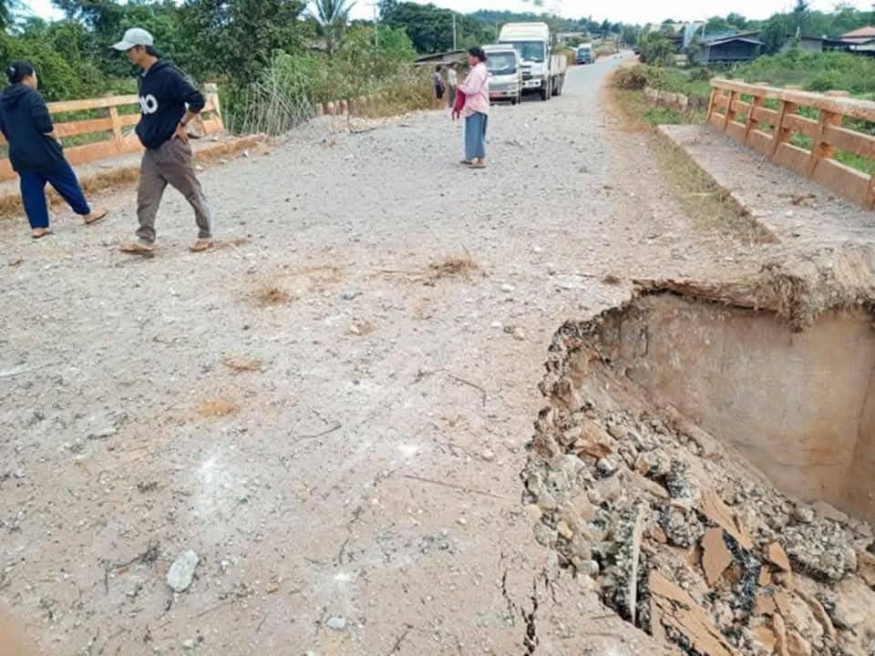 (ကျောက်ဂူရွာအဝင် တံတားကို စစ်ကောင်စီက ဗုံးကြဲဖျက်ဆီးထားစဥ်။ဓါတ်ပုံ-CJ)