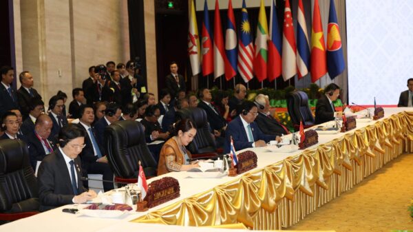 (အောက်တိုဘာလတွင် ကျင်းပခဲ့သော အာဆီယံထိပ်သီးညီလာခံသို့ တက်ရောက်လာသည့် ထိုင်းဝန်ကြီးချုပ်နှင့် ခေါင်းဆောင်အချို့ကို တွေ့ရစဉ်။ ဓာတ်ပုံ - အာဆီယံ)