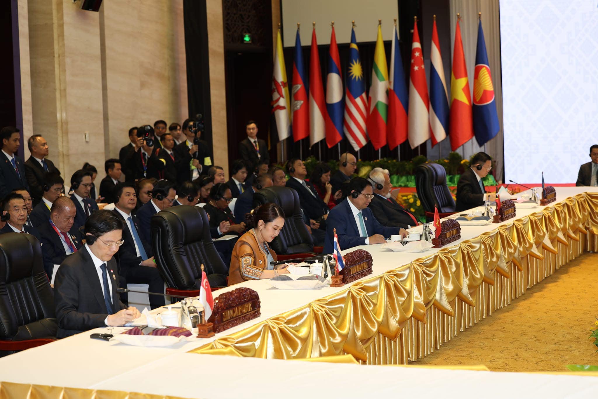 (အောက်တိုဘာလတွင် ကျင်းပခဲ့သော အာဆီယံထိပ်သီးညီလာခံသို့ တက်ရောက်လာသည့် ထိုင်းဝန်ကြီးချုပ်နှင့် ခေါင်းဆောင်အချို့ကို တွေ့ရစဉ်။ ဓာတ်ပုံ - အာဆီယံ)