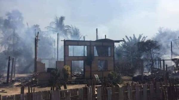 (စစ်ကောင်စီ လေကြောင်းတိုက်ခိုက်မှုကြောင့် ပျက်စီးသွားသည့် ကနီမြို့နယ်၊ နတ်ကြီးရွာမှနေအိမ်အချို့ ၂၀၂၄ မတ်လက တွေ့ရစဉ်။ ဓာတ်ပုံ - CJ)