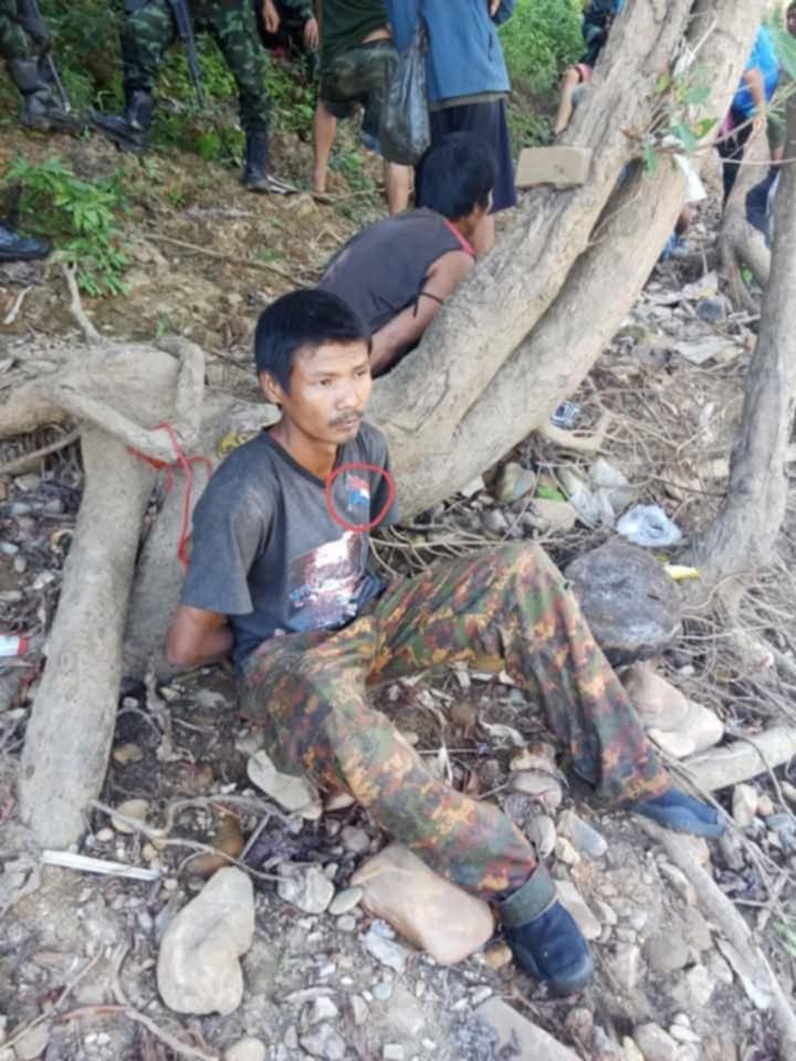 (KNLA နှင့် ပူးပေါင်းတပ်ကဖမ်းဆီးရရှိသည့် စစ်တပ်မှ အရာရှိ တစ်ဦးအပါအဝင် စစ်သုံ့ပန်း နှင့်လက်နက်ခဲယမ်းများ။ဓါတ်ပုံ-KNLA ၊ CJ)