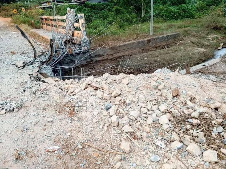 (ကျောက်ဂူရွာအဝင် တံတားကို စစ်ကောင်စီက ဗုံးကြဲဖျက်ဆီးထားစဥ်။ဓါတ်ပုံ-CJ)