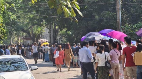 (ထိုင်းသံရုံး​ရှေ့တွင် ဗီဇာ​လျှောက်ထားရန်တန်းစီ​နေသူများကို ​၂၀၁၄ ဖေ​ဖော်ဝါရီဒုတိယပတ်က​ တွေ့ရစဥ်။ဓာတ်ပုံ - People's Spring)