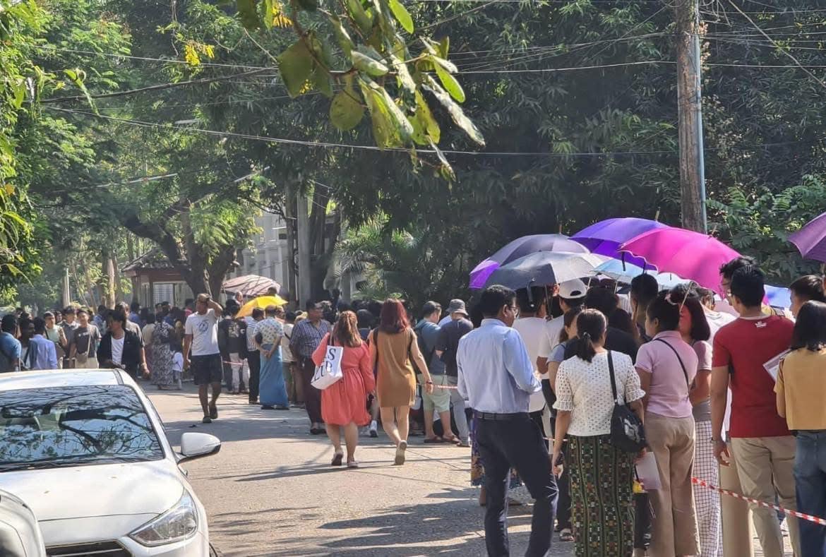 (ထိုင်းသံရုံး​ရှေ့တွင် ဗီဇာ​လျှောက်ထားရန်တန်းစီ​နေသူများကို ​၂၀၁၄ ဖေ​ဖော်ဝါရီဒုတိယပတ်က​ တွေ့ရစဥ်။ဓာတ်ပုံ - People's Spring)