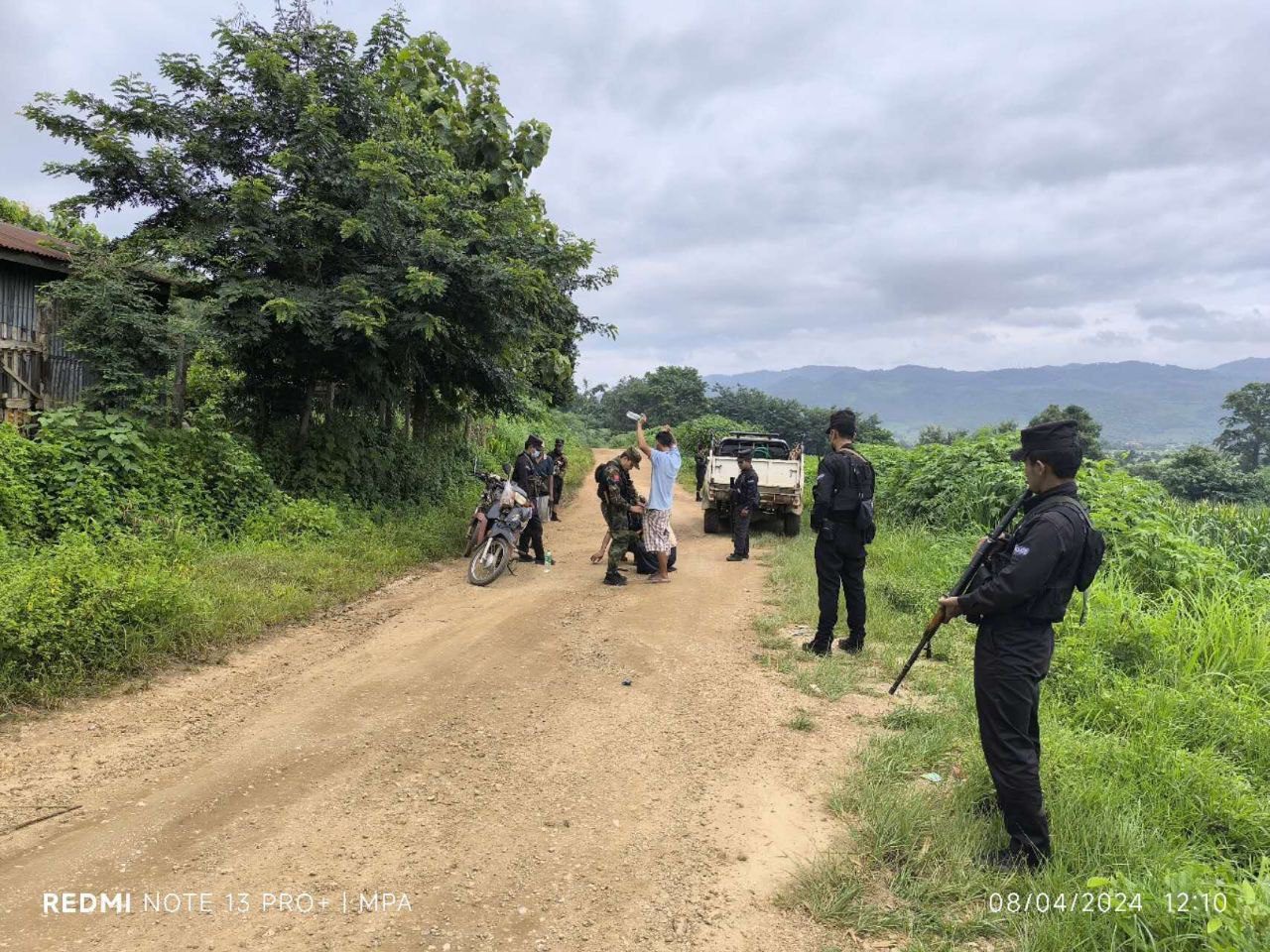 (မိုးကုတ်မြို့တွင် မူးယစ်ဆေးရောင်းဝယ်သုံးစွဲသူများအား TNLAက ဖမ်းဆီးထားစဉ်။ဓာတ်ပုံ − TNLA)