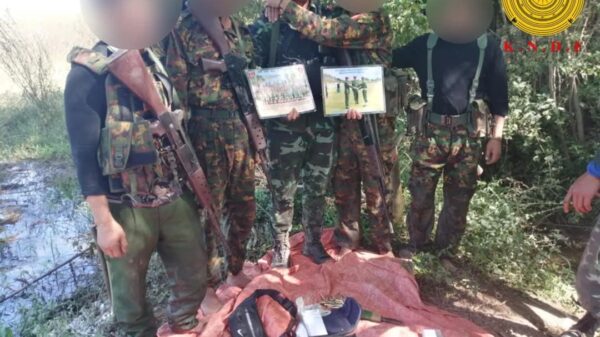 (စစ်သားသစ်စု​ဆောင်းခံရသူ ၄ ဦး KNDF ထံလက်နက်နှင့် တကွခိုလှုံ့လာစဥ်။ဓါတ်ပုံ-KNDF)