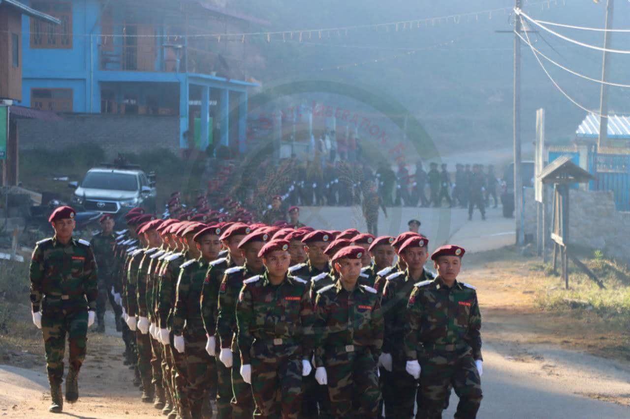 (TNLA အလုပ်သင် ဗိုလ်သင်တန်း အပတ်စဉ် (၄) သင်တန်းဆင်းပွဲနှင့် အပတ်စဥ်(၅) အလုပ်သင် ဗိုလ်သင်တန်းဖွင့်ပွဲကျင်းပပြုလုပ်နေစဉ်။ ဓာတ်ပုံ − TNLA)