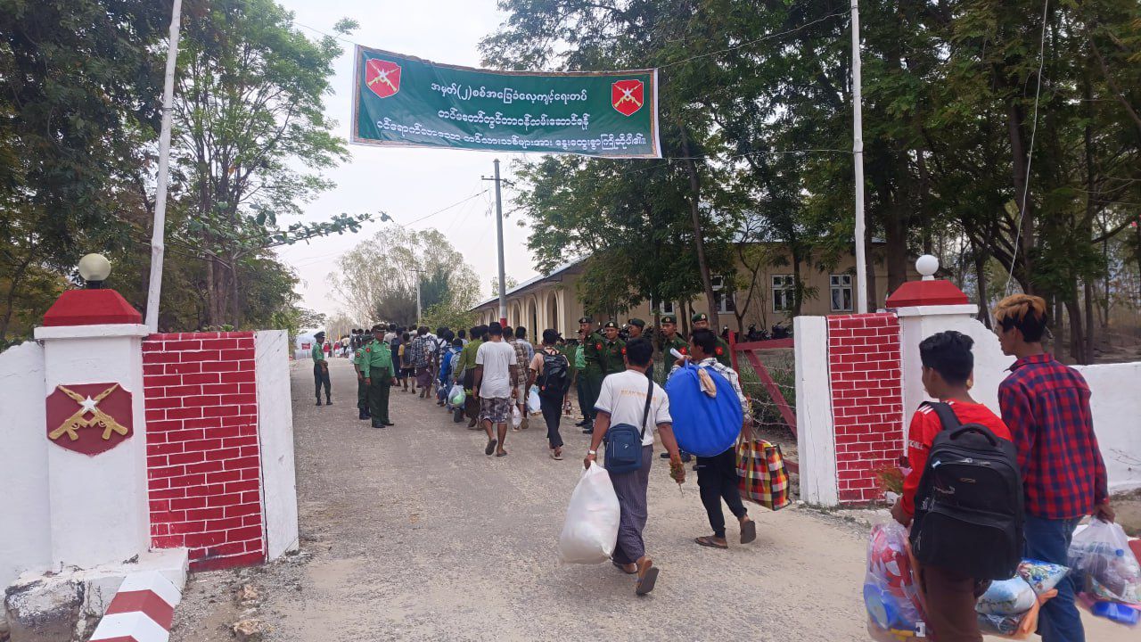 သပိတ်ကျင်းမြို့နယ်ရှိ စစ်အခြေခံလေ့ကျင့်ရေးတပ်ဆီ တပ်သားသစ်စုဆောင်းခံရသူတွေ ပို့ဆောင်ခံရပုံ (ပုံဟောင်း)