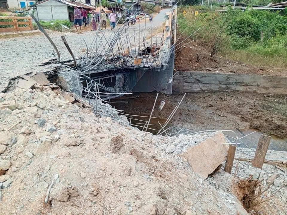(​ကျောက်ဂူရွာအဝင် တံတားကို စစ်​ကောင်စီက ဗုံးကြဲဖျက်ဆီးထားစဥ်။ဓါတ်ပုံ-CJ)
