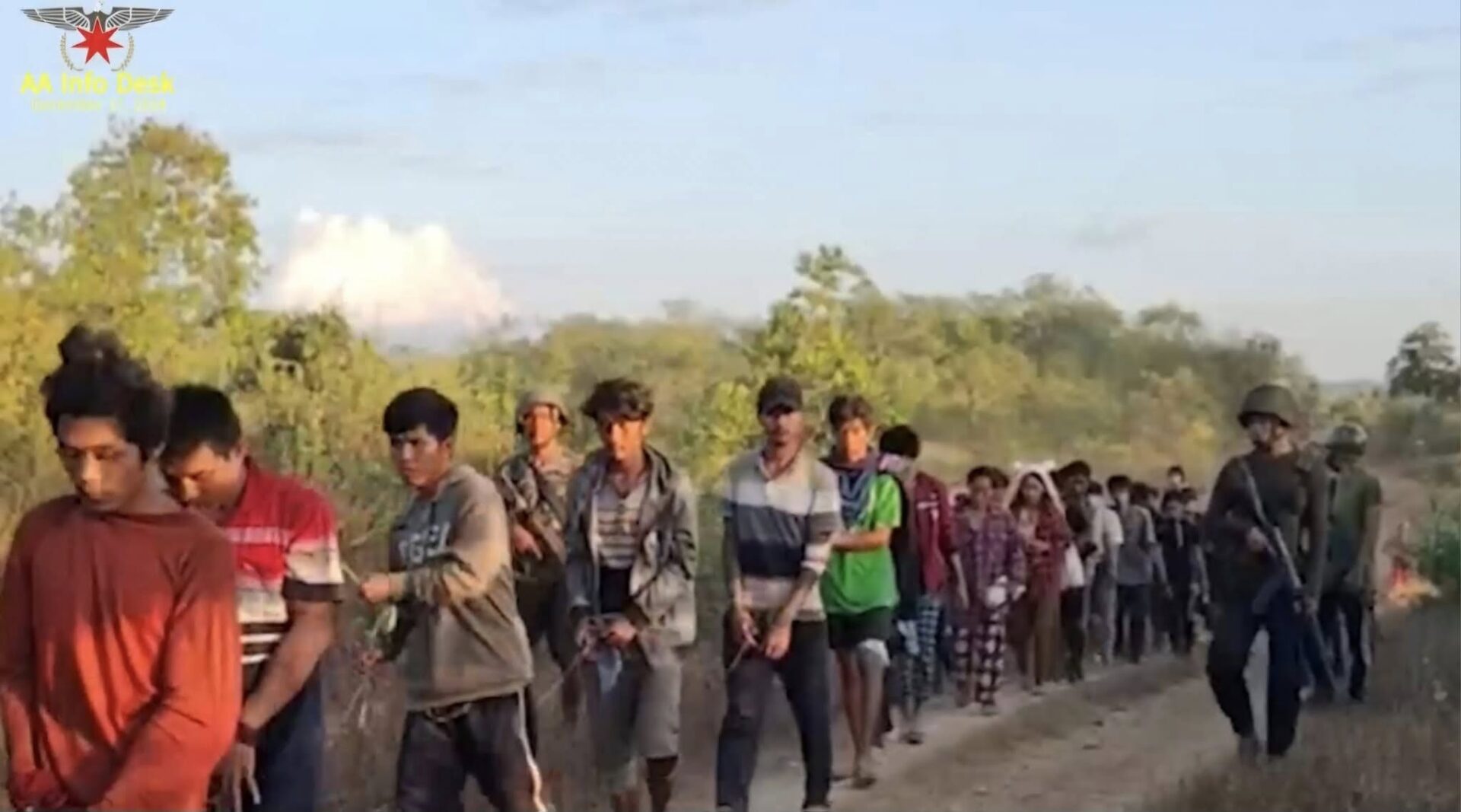 (နပခမှ အလံဖြူထောင်ထပ်မံ လက်နက်ချသောစစ်သားများ၊ မိသားစုဝင်များ နှင့် မီးလောင်ပျက်စီးနေသောအဆောက်အအုံများ။ ဓါတ်ပုံ-AA Info Desk)