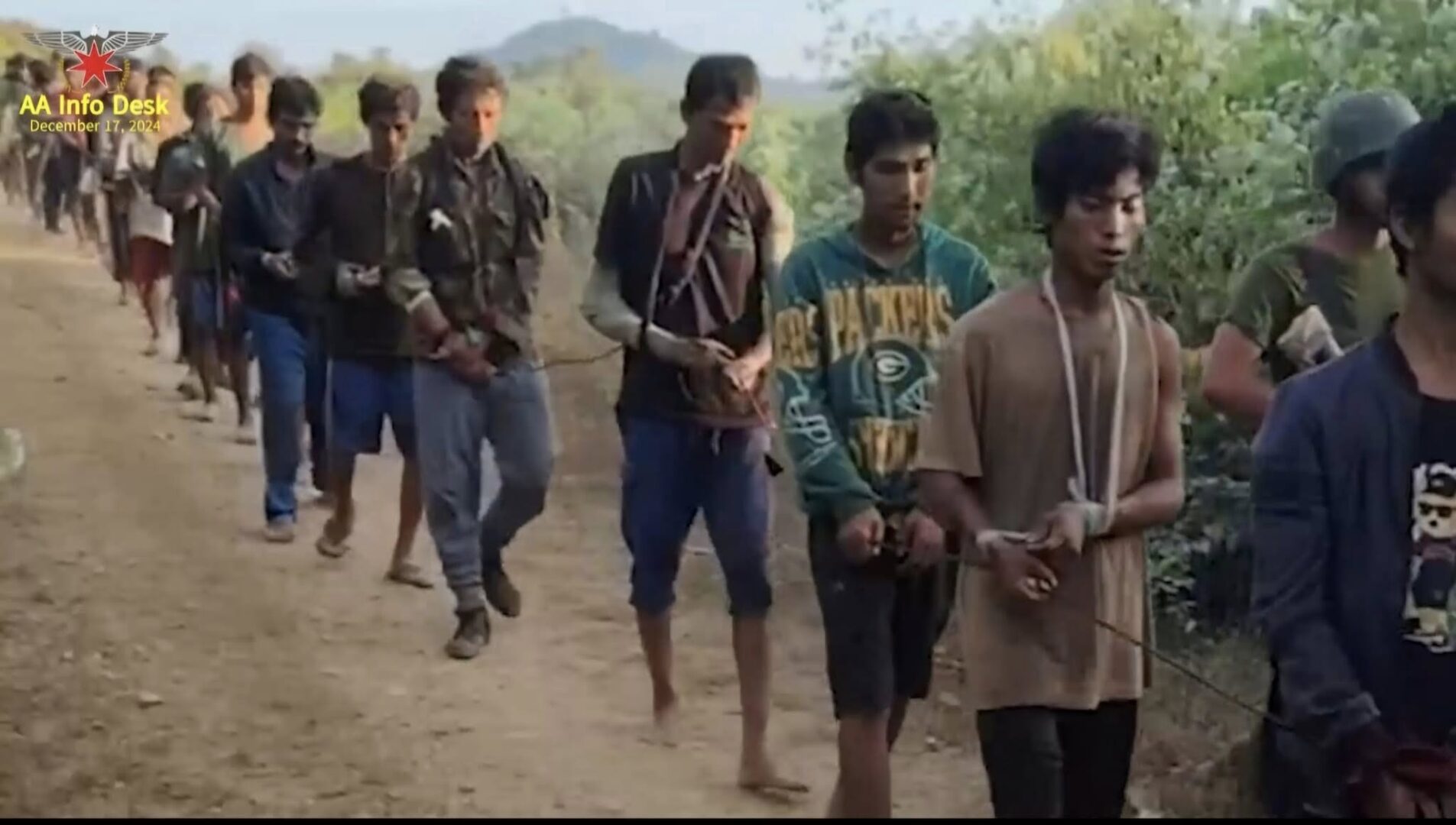 (နပခမှ အလံဖြူထောင်ထပ်မံ လက်နက်ချသောစစ်သားများ၊ မိသားစုဝင်များ နှင့် မီးလောင်ပျက်စီးနေသောအဆောက်အအုံများ။ ဓါတ်ပုံ-AA Info Desk)