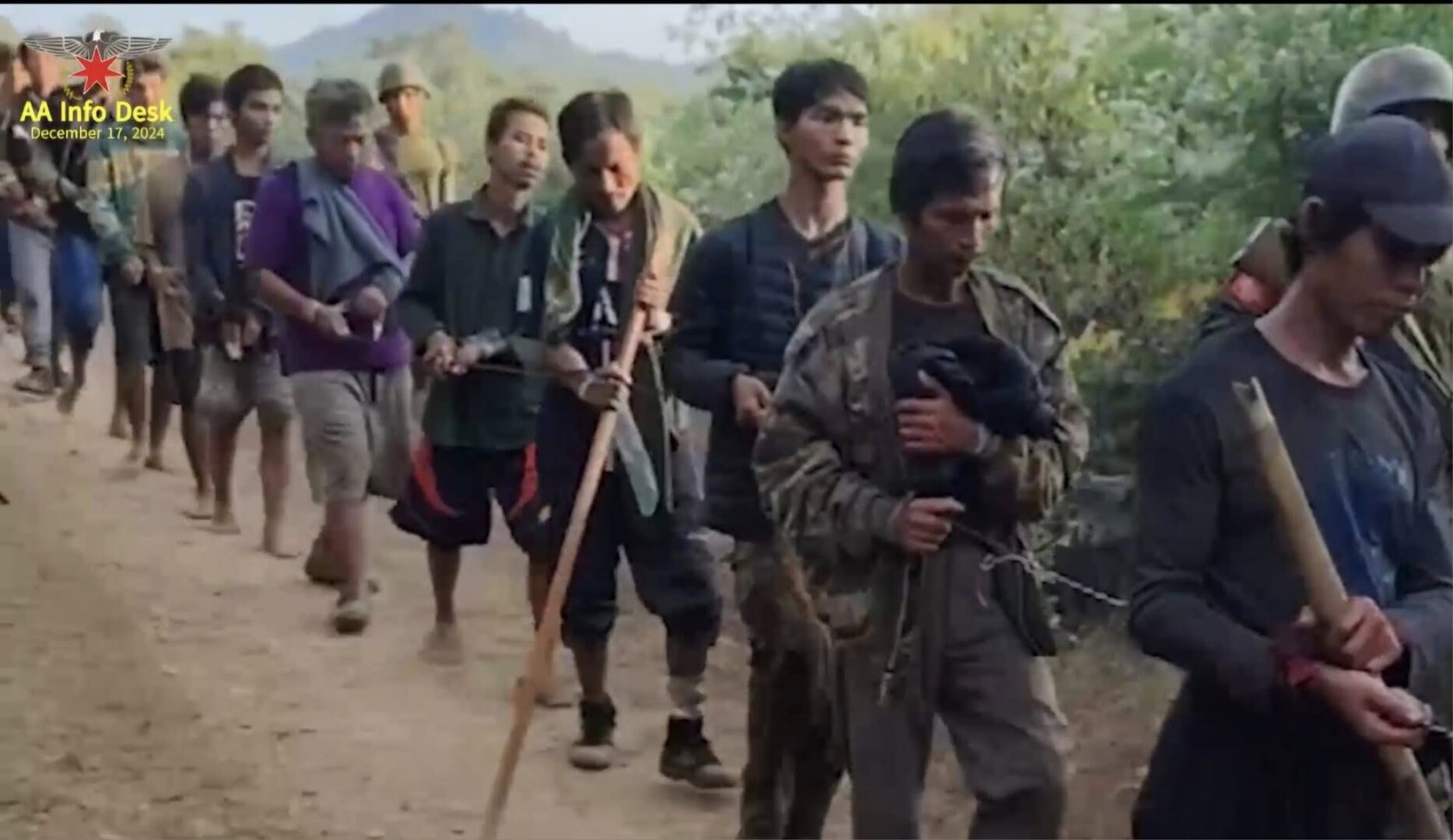 (နပခမှ အလံဖြူထောင်ထပ်မံ လက်နက်ချသောစစ်သားများ၊ မိသားစုဝင်များ နှင့် မီးလောင်ပျက်စီးနေသောအဆောက်အအုံများ။ ဓါတ်ပုံ-AA Info Desk)