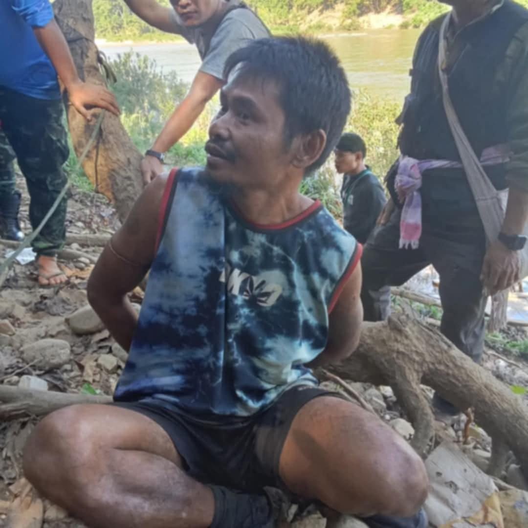 (KNLA နှင့် ပူးပေါင်းတပ်ကဖမ်းဆီးရရှိသည့် စစ်တပ်မှ အရာရှိ တစ်ဦးအပါအဝင် စစ်သုံ့ပန်း နှင့်လက်နက်ခဲယမ်းများ။ဓါတ်ပုံ-KNLA ၊ CJ)