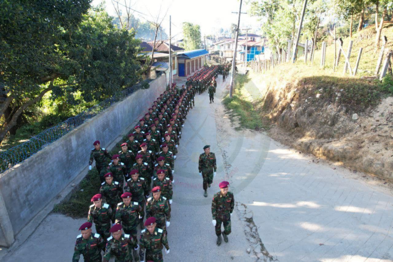 (TNLA အလုပ်သင် ဗိုလ်သင်တန်း အပတ်စဉ် (၄) သင်တန်းဆင်းပွဲနှင့် အပတ်စဥ်(၅) အလုပ်သင် ဗိုလ်သင်တန်းဖွင့်ပွဲကျင်းပပြုလုပ်နေစဉ်။ ဓာတ်ပုံ − TNLA)