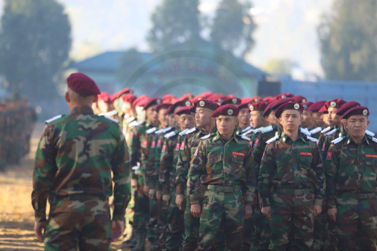 (TNLA အလုပ်သင် ဗိုလ်သင်တန်း အပတ်စဉ် (၄) သင်တန်းဆင်းပွဲနှင့် အပတ်စဥ်(၅) အလုပ်သင် ဗိုလ်သင်တန်းဖွင့်ပွဲကျင်းပပြုလုပ်နေစဉ်။ ဓာတ်ပုံ − TNLA)