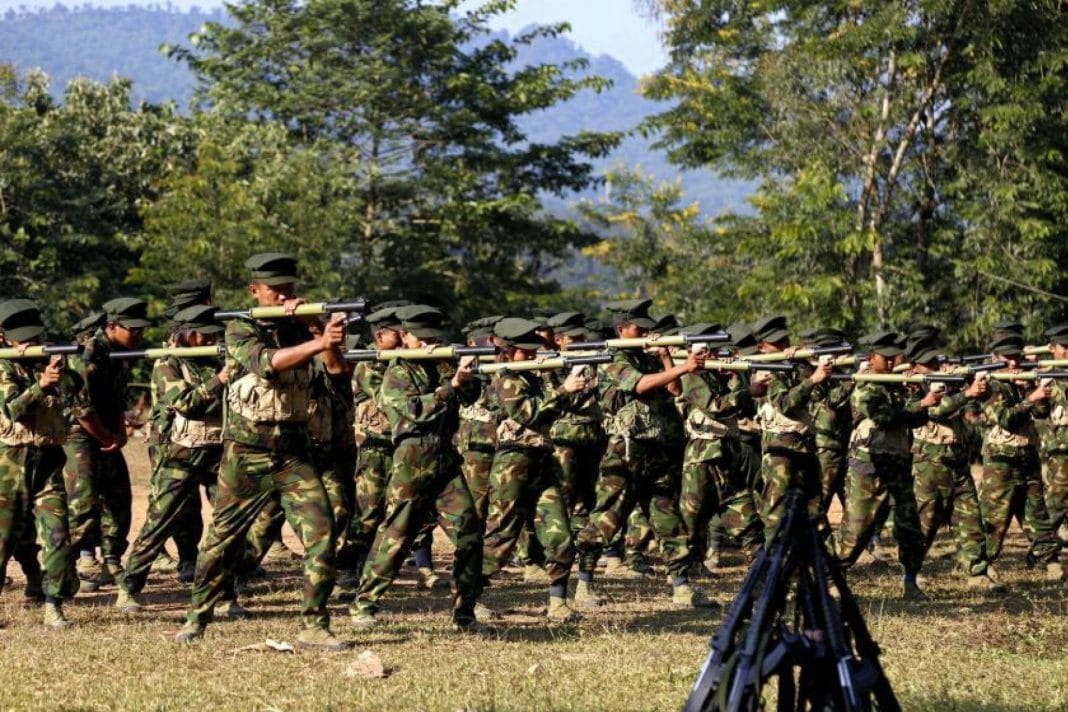 (စစ်​ရေး​လေ့ကျင့်​နေ​​သော KIA တပ်ဖွဲ့ဝင်များ။ဓါတ်ပုံ-Myanmar Now)
