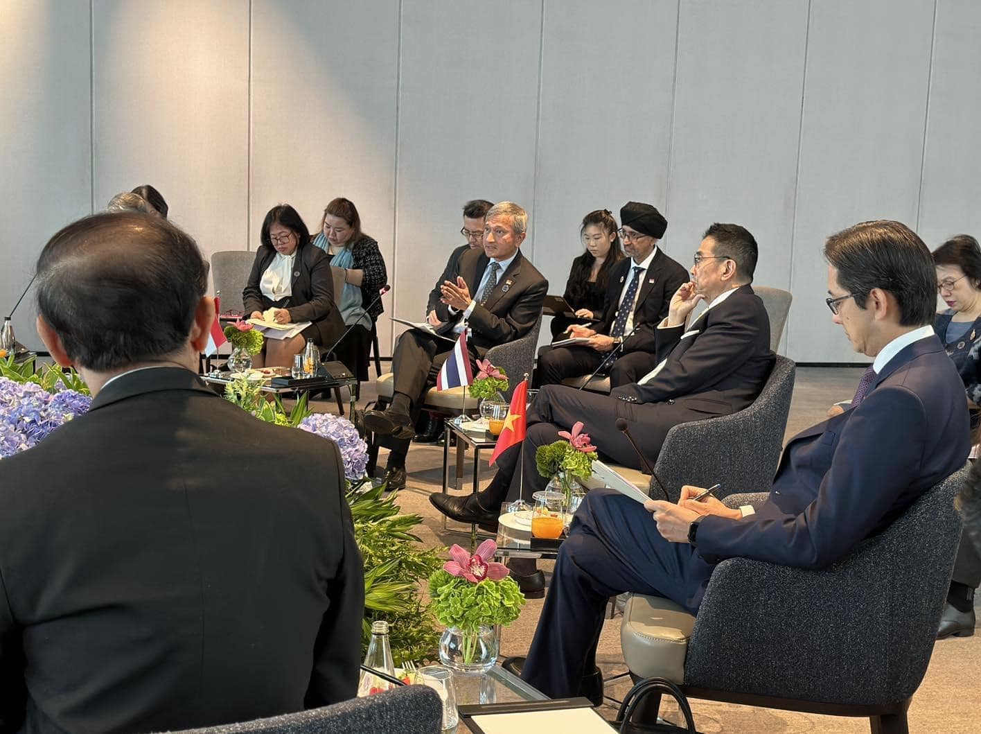 (ဒီဇင်ဘာ ၂၀ရက်မှာ ကျင်းပပြုလုပ်တဲ့ မြန်မာ့အရေးအလွတ်သဘောဆွေးနွေးပွဲသို့ တက်ရောက်လာတဲ့ အာဆီယံနိုင်ငံခြားဝန်ကြီးအချို့ကို တွေ့ရစဥ်။ ဓာတ်ပုံ - Vivian Balakrishnan/FB)