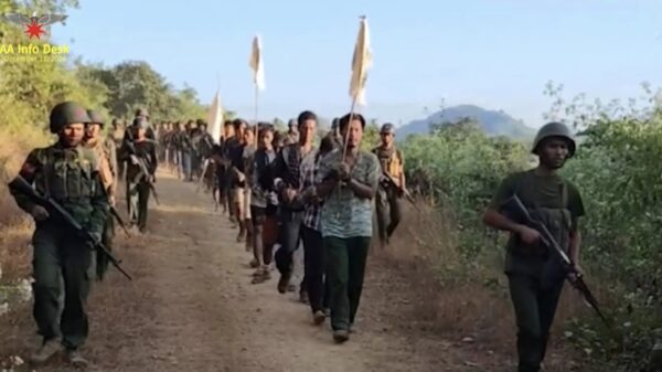 (နပခမှ အလံဖြူ​ထောင်ထပ်မံ လက်နက်ချ​သောစစ်သားများ၊ မိသားစုဝင်များ နှင့် မီး​လောင်ပျက်စီး​နေ​သောအ​ဆောက်အအုံများ။ ဓါတ်ပုံ-AA Info Desk)