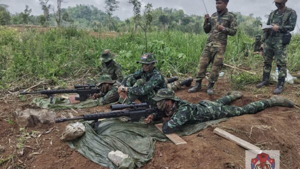 (နဂါးနီစစ်ကြောင်းမှ ရဲဘော်များအား တွေ့ရစဉ်။ ဓာတ်ပုံ - နဂါးနီစစ်ကြောင်း)