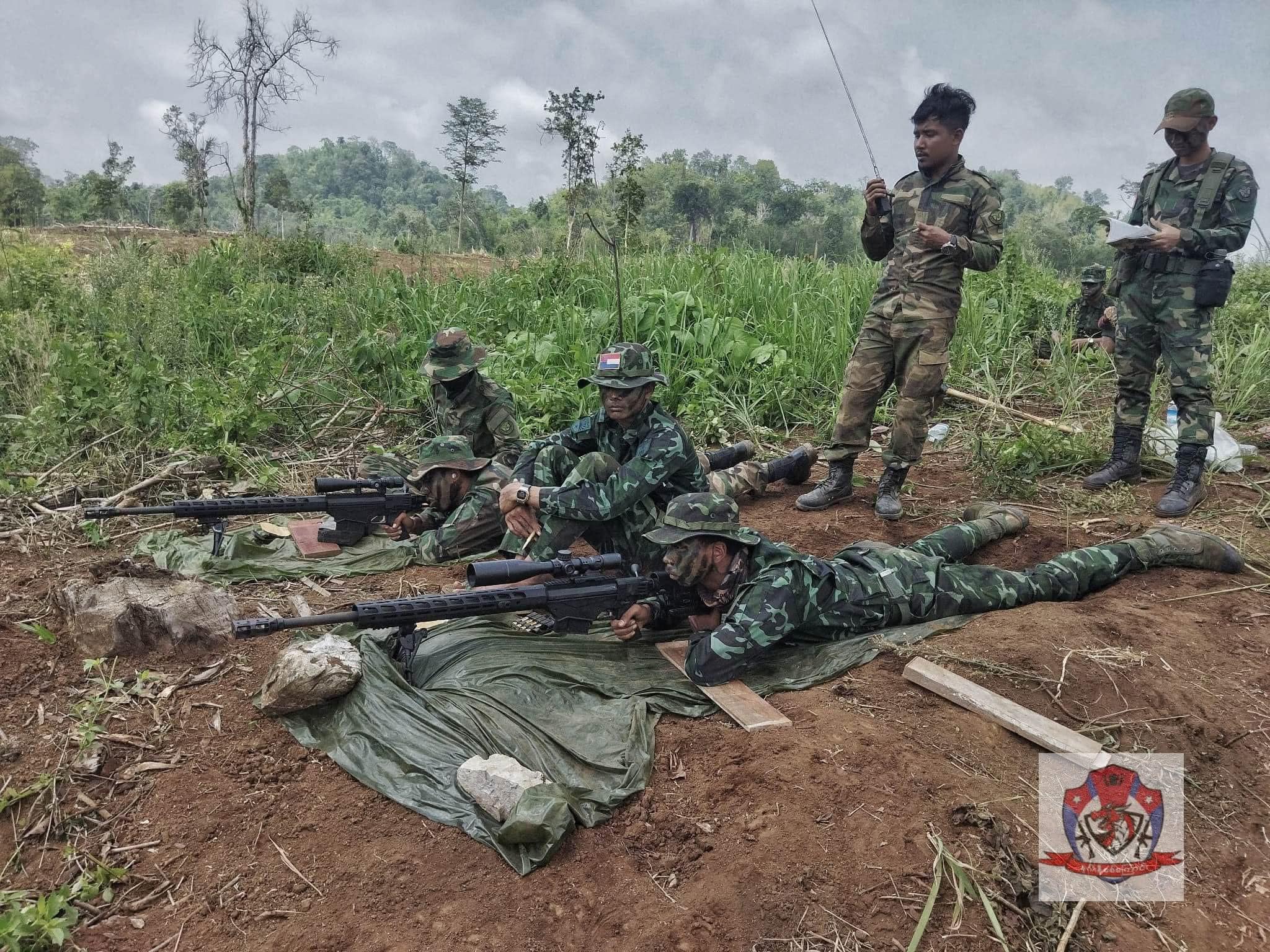 (နဂါးနီစစ်ကြောင်းမှ ရဲဘော်များအား တွေ့ရစဉ်။ ဓာတ်ပုံ - နဂါးနီစစ်ကြောင်း)