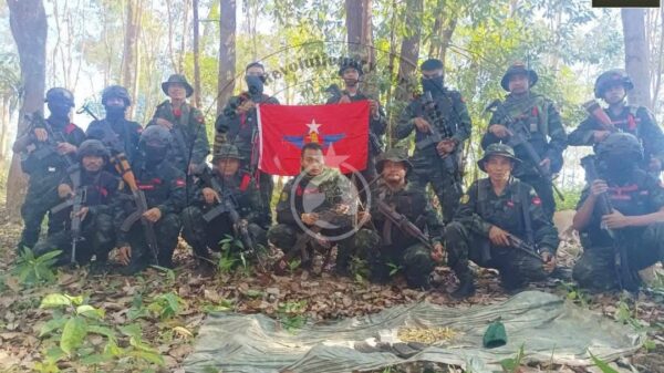 (​တော်လှန်​ရေးတပ်ဖွဲ့ဝင်များနှင့် သိမ်းဆည်းရရှိ​သောလက်နက် ခဲယမ်းအချို့ ။ဓါတ်ပုံ- MSRF)