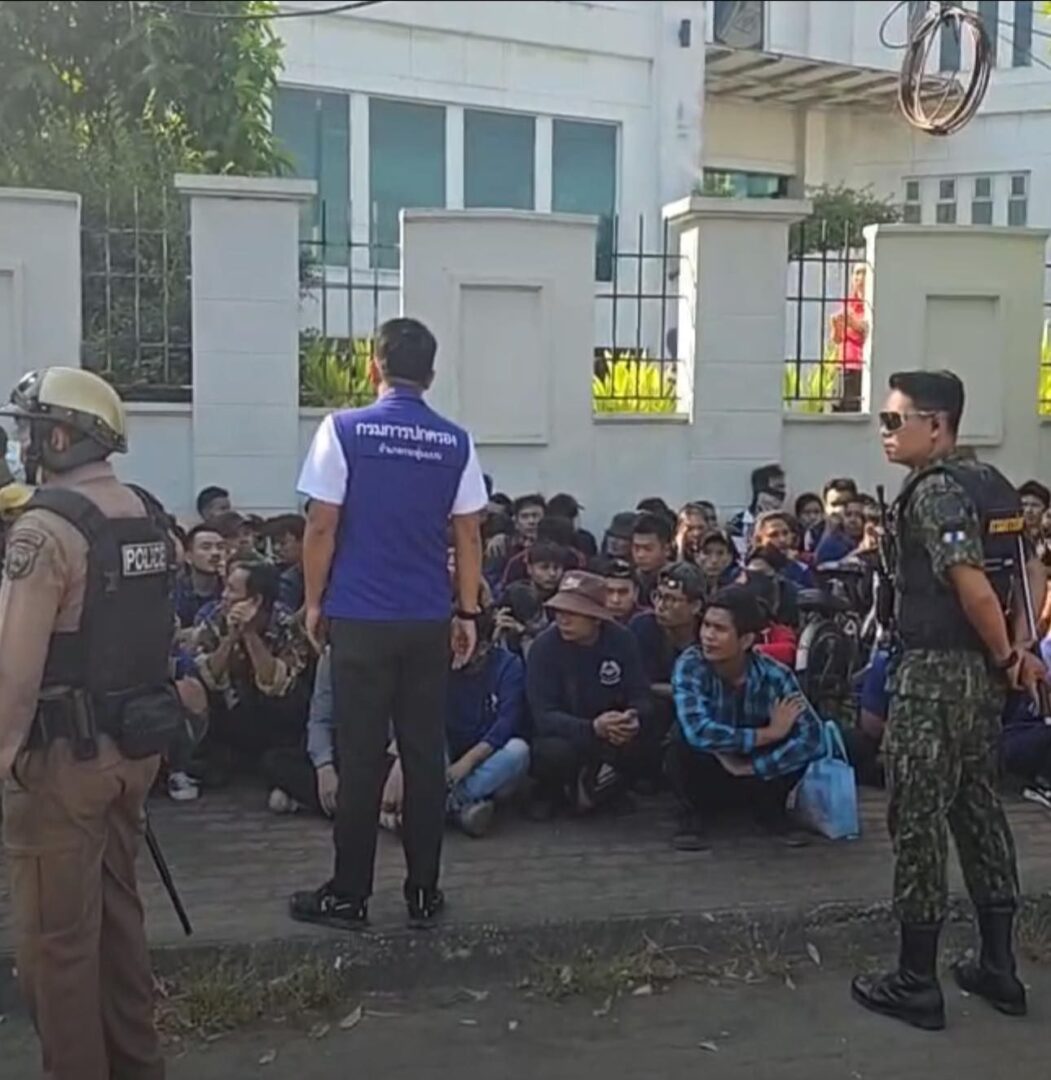 (မြန်မာလုပ်သားများ ဆန္ဒပြမှုအပေါ် ထိုင်းရဲတပ်ဖွဲ့က ဖမ်းဆီးနေစဉ်။ ဓာတ်ပုံ − ကိုရဲမင်း/FB)