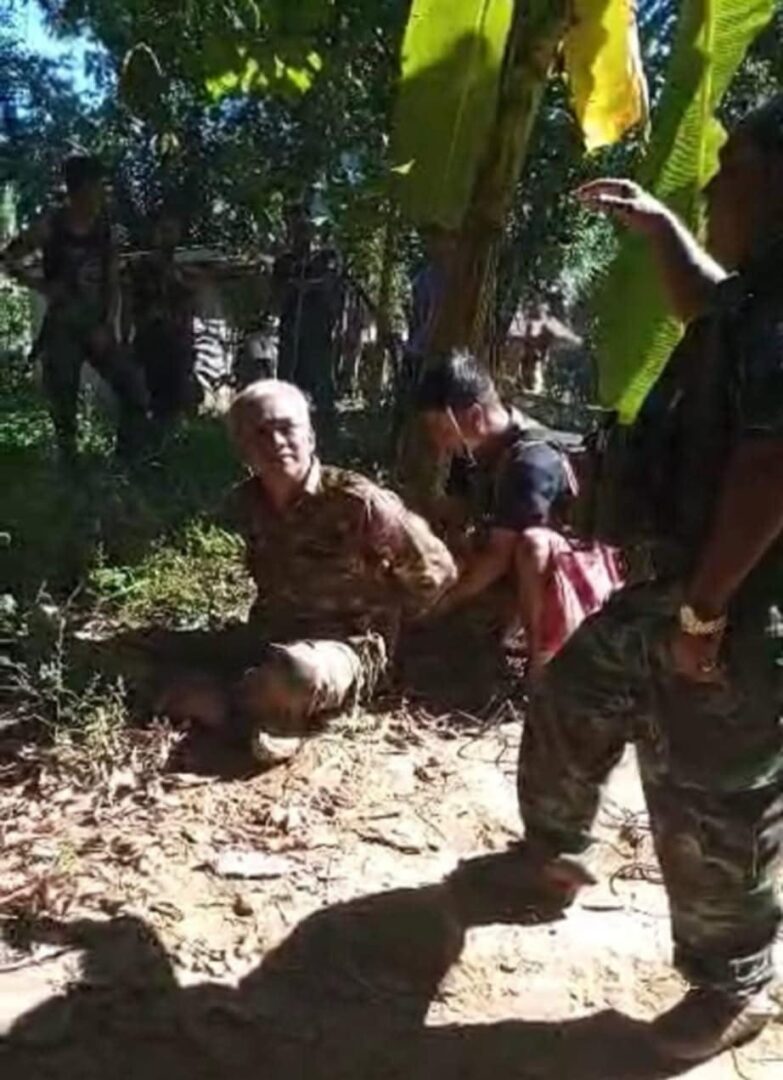 (KNLA နှင့် ပူးပေါင်းတပ်ကဖမ်းဆီးရရှိသည့် စစ်တပ်မှ အရာရှိ တစ်ဦးအပါအဝင် စစ်သုံ့ပန်း နှင့်လက်နက်ခဲယမ်းများ။ဓါတ်ပုံ-KNLA ၊ CJ)