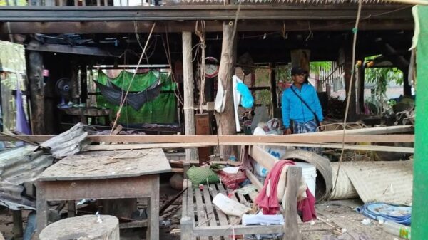 (ကနီမြို့နယ် ၊​ကျောက်​လှေကားရွာတွင်စစ်ကောင်စီ ဗုံးကြဲမှု​ကြောင့် အပျက်အစီးများကို​တွေ့ရစဥ်။ဓါတ်ပုံ-CJ)