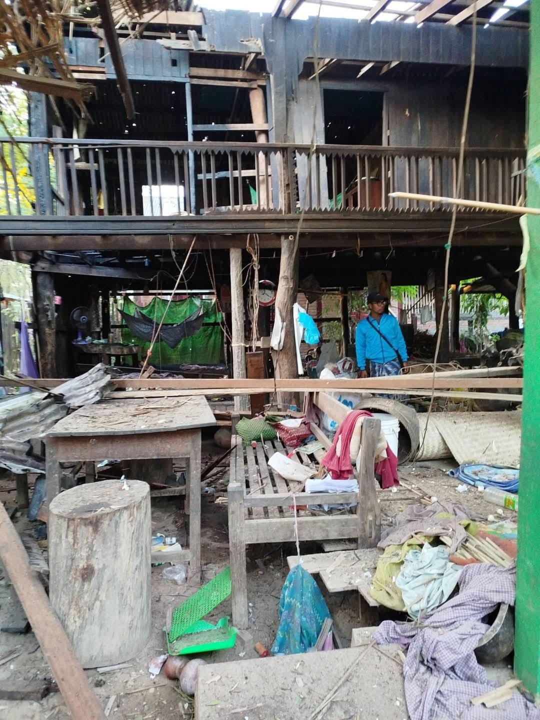 (ကနီမြို့နယ် ၊​ကျောက်​လှေကားရွာတွင်စစ်ကောင်စီ ဗုံးကြဲမှု​ကြောင့် အပျက်အစီးများကို​တွေ့ရစဥ်။ဓါတ်ပုံ-CJ)