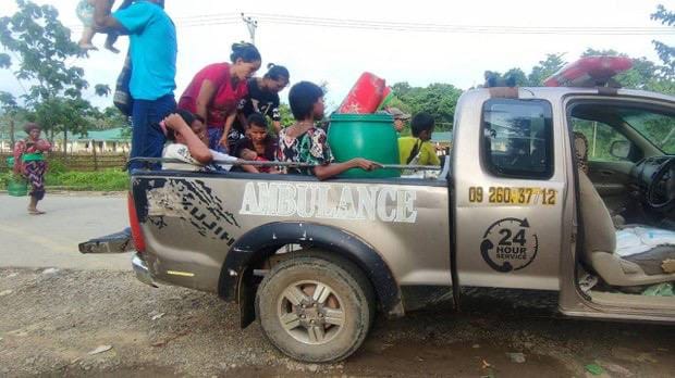 (ဧရာ၀တီတိုင်းသို့သွားမည့် ဂွမြို့နယ် သဗြုဂျိုင်ကျေးရွာမှ စစ်ဘေးဒုက္ခသည်များအား ၂၀၂၄ ဩဂုတ် ၈ ရက်က တွေ့ရစဉ်။ဓာတ်ပုံ - CJ)