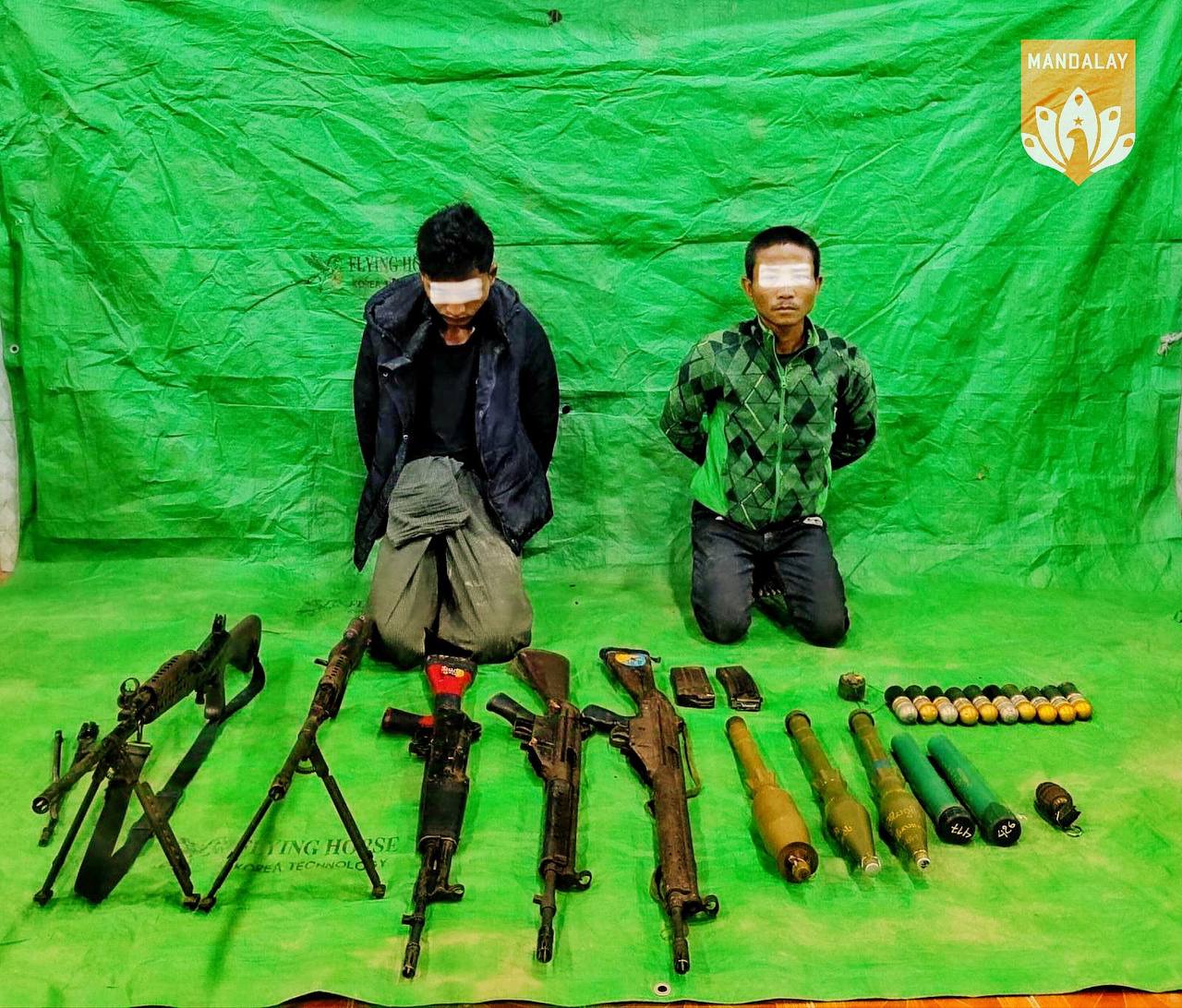 (ဖမ်းဆီးရမိသော စစ်သုံ့ပန်း၂ဦးနှင့် လက်နက်ခဲယမ်းအချို့အား တွေ့ရစဥ်။ဓါတ်ပုံ-MDY-PDF)