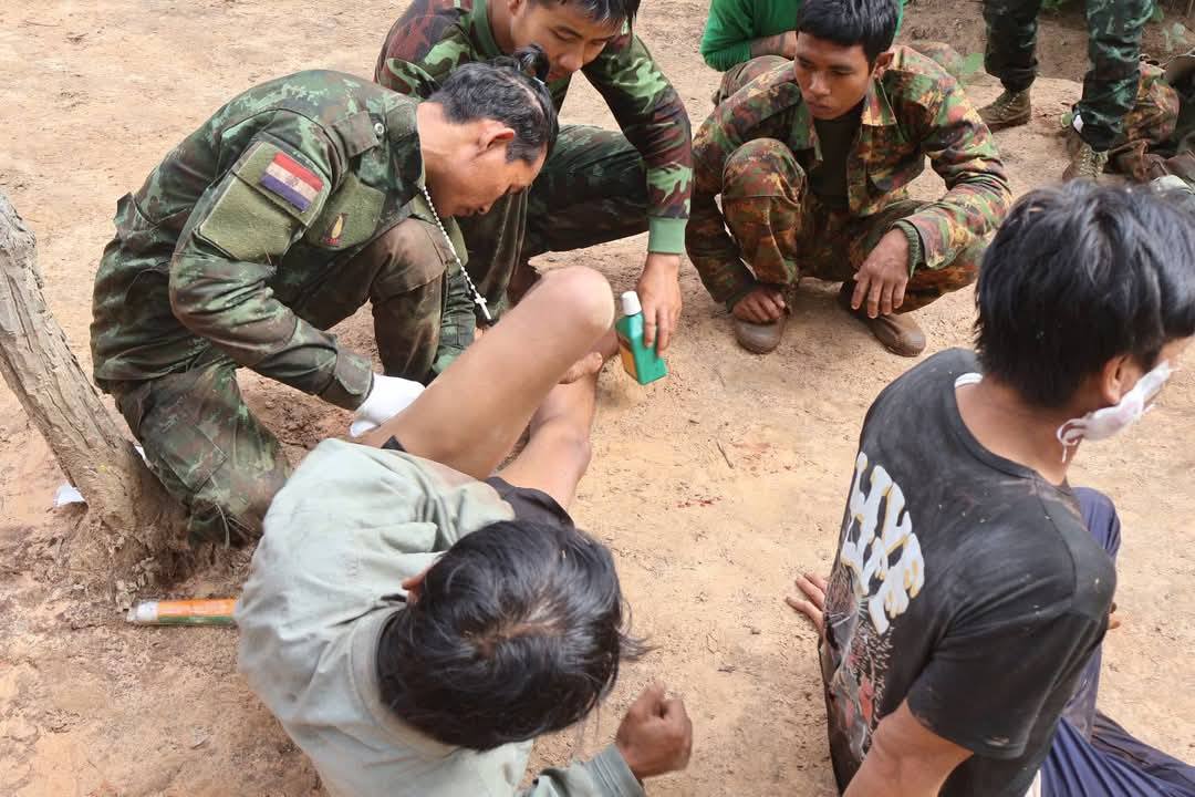 (သိမ်းဆည်းရရှိ​သောလက်နက် ၊ ဖမ်းဆီးနိုင်ခဲ့သည့် စစ်သုံ့ပန်း များနှင့် ကရင်နီပူး​ပေါင်းတပ်ဖွဲ့ဝင်များ။ ဓါတ်ပုံ-KNDF)