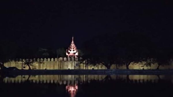 မန္တ​လေးမှာ ည ၈ နာရီ​ကျော်ရင်အပြင်မထွက်ဖို့ ရဲ​တွေက နီးစပ်ရာကိုသတိ​ပေး​နေ