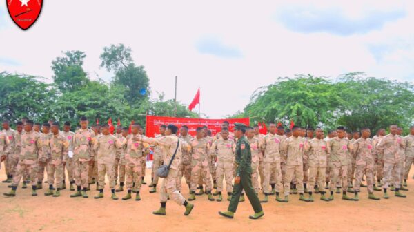 (ချောင်းဦးပကဖ ရဲဘော်များအား တွေ့ရစဥ်။ဓာတ်ပုံ - ချောင်းဦးပကဖ)